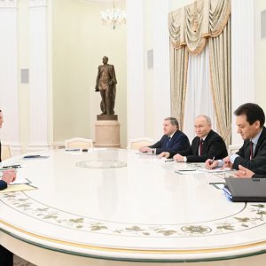 ক্রেমলিনে ট্রাম্পের দূত উইটকফ ও কুশনারের সঙ্গে পুতিনের বৈঠক