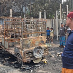 গ্যারেজে আগুন, পুড়লো ১৫টি অটোরিকশা