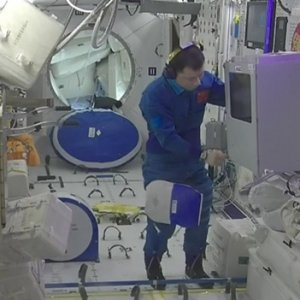 ১ মিলিমিটার কণার আঘাতে ফাটল চীনা নভোযানে