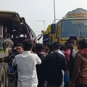 আড়িয়াল খাঁ সেতুতে ট্রাকের পেছনে বাসের সজোরে ধাক্কা, নিহত ৩