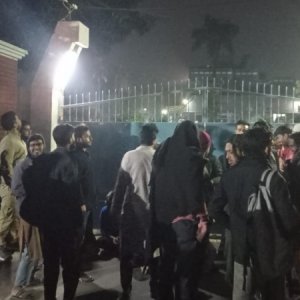 রাবি রেজিস্ট্রারের অপসারণ দাবিতে উপাচার্যের বাসভবনের সামনে অবস্থান কর্মসূচি