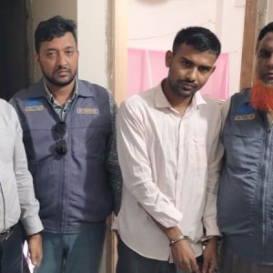 জাল ভিসায় সাইফুলের স্বপ্নভঙ্গ, জালিয়াতচক্রের সদস্য গ্রেফতার