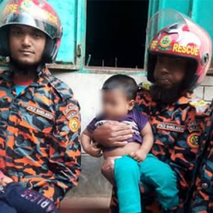 ঘরে আটকে পড়া ২ শিশুকে উদ্ধার করলো ফায়ার সার্ভিস