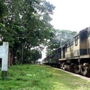 ট্রেনে কাটা পড়ে সংসার থেকে বিতাড়িত যুবক নিহত