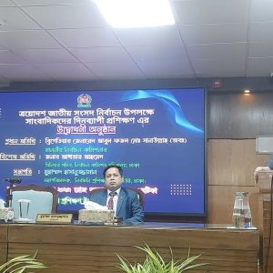 ব্যাপক ক্ষতিগ্রস্ত নির্বাচন ব্যবস্থাকে মেরামতের চেষ্টা করছি: ইসি সানাউল্লাহ