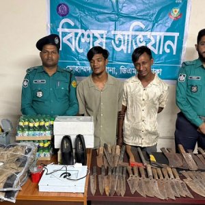 মোহাম্মদপুরে পুলিশের অভিযান, ছিনতাইয়ে ব্যবহৃত বিপুল অস্ত্র উদ্ধার