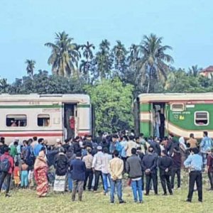 তিস্তা এক্সপ্রেসের দুই বগি বিচ্ছিন্ন, ভোগান্তিতে যাত্রীরা তিস্তা এক্সপ্রেসের দুই বগি বিচ্ছিন্ন, ভোগান্তিতে যাত্রীরা