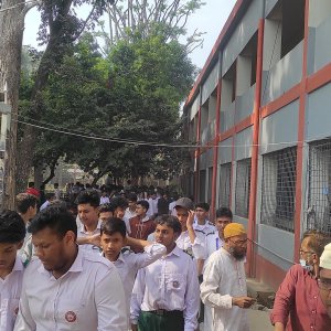 ছবি-ভিডিও ডিলিট না করায় বিদ্যালয়ে ‘সিনিয়র-জুনিয়র’ ‍শিক্ষার্থীদের সংঘর্ষ