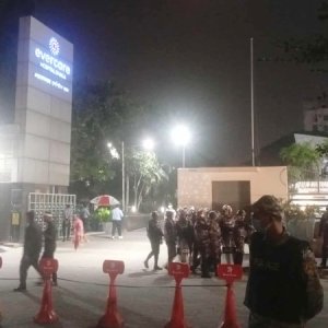 লন্ডন যাচ্ছেন খালেদা জিয়া: এভারকেয়ারে নেতাকর্মীদের ঢল