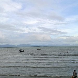 নাফ নদে আটকা পড়লো অর্ধশত যাত্রী নিয়ে সেন্টমার্টিনগামী ট্রলার