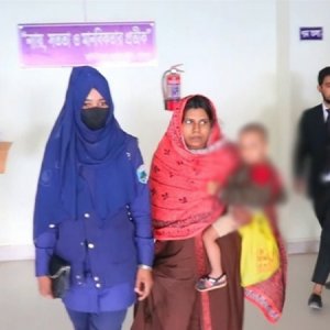 ৮ কুকুর ছানা হত্যা করা নিশি কারাগারে গেলেন নিজ সন্তানসহ