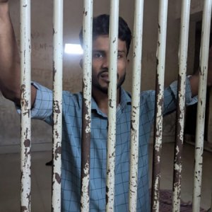 ধানমন্ডিতে মারধরের শিকার সেই রিকশাচালক আজিজুরকে অব্যাহতির সুপারিশ