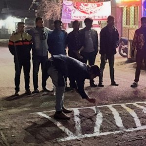 সড়ক দুর্ঘটনা কমাতে স্পিড ব্রেকারে রঙ করে দিলো ছাত্রদল