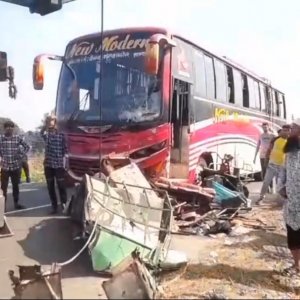 বাসচাপায় প্রাণ হারালেন অটোরিকশার ৩ যাত্রী