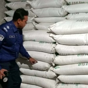 স্বেচ্ছাসেবকলীগ নেতার বাড়িতে ৪৫০ বস্তা সার জব্দ