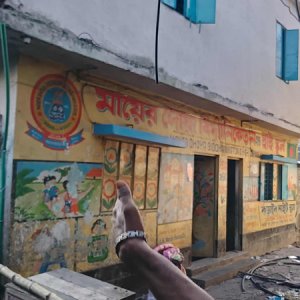 কড়াইলে থমকে ‍আছে ৪০০ শিক্ষার্থীর পাঠদান, এখনও খোলা আকাশের নিচে ক্ষতিগ্রস্তরা