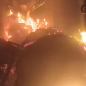 নারায়ণগঞ্জ শহরে মার্কেটে আগুন, পুড়লো ৩৫ দোকান