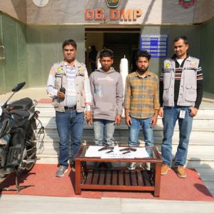 রাজধানীতে দুটি বিদেশি পিস্তলসহ গ্রেফতার ২