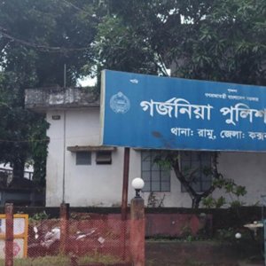 এক পুলিশ ফাঁড়ির ইনচার্জের দৈনিক আয় লাখ টাকা এক পুলিশ ফাঁড়ির ইনচার্জের দৈনিক আয় লাখ টাকা