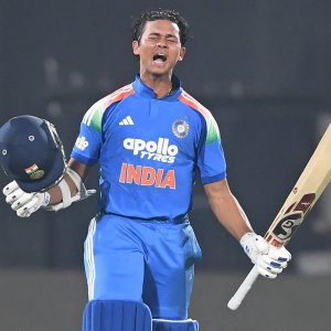 জয়সওয়ালের সেঞ্চুরিতে উড়ে গেলো প্রোটিয়ারা, সিরিজ ভারতের 