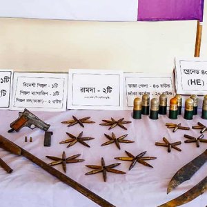 টেকনাফে বিপুল পরিমাণ দেশি-বিদেশি অস্ত্র উদ্ধার