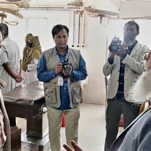 স্বাস্থ্য অধিদফতরের ডিজির সঙ্গে তর্কে জড়ালেন চিকিৎসক স্বাস্থ্য অধিদফতরের ডিজির সঙ্গে তর্কে জড়ালেন চিকিৎসক