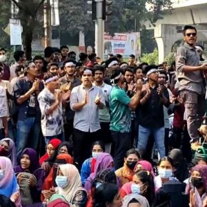 শিক্ষা ভবনের সামনে সাত কলেজের শিক্ষার্থীদের বিক্ষোভ