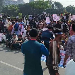 বিটিআরসির সামনে সড়ক অবরোধ মোবাইল ফোন ব্যবসায়ীদের