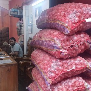 আমদানির খবরে একদিনেই পেঁয়াজের দাম কমেছে ৪০ টাকা