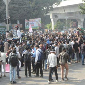 ৭ ঘণ্টা ধরে সড়কে শিক্ষার্থীরা, আলোচনার মাধ্যমে সমাধানের চেষ্টায় পুলিশ