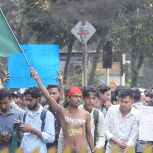 চার ঘণ্টারও বেশি সময় ধরে সড়ক অবরোধ, সতর্ক অবস্থানে পুলিশ