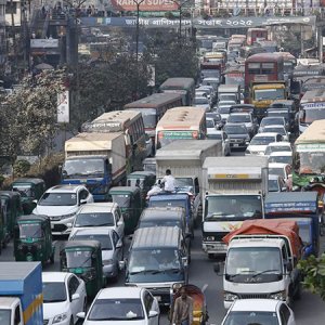 রাজধানীতে বিভিন্ন স্থানে সড়ক অবরোধ, যানজটে ভোগান্তি