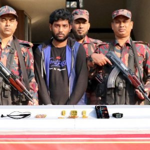 কোটি টাকার স্বর্ণসহ চোরাকারবারি আটক কোটি টাকার স্বর্ণসহ চোরাকারবারি আটক