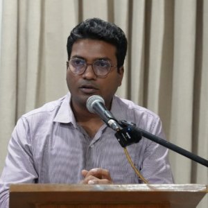 ‘স্ত্রী সুখী করতে পারে না, যৌনতায় একাকী’: শিক্ষকের বিরুদ্ধে ছাত্রীদের অভিযোগ