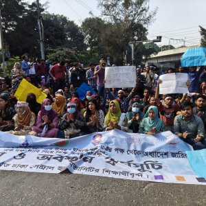 অধ্যাদেশের দাবিতে অনড় সাত কলেজ শিক্ষার্থীরা, সতর্ক অবস্থানে পুলিশ