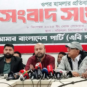 পুলিশের সামনে আমাকে লাঞ্ছিত করেছে, তারা শুধু বাঁশি বাজিয়েছে: ব্যারিস্টার ফুয়াদ