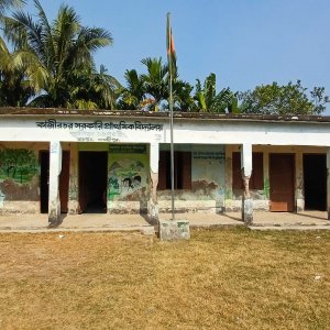 বিদ্যালয়ের ঝুঁকিপূর্ণ ভবনে চলছে শিশুশিক্ষার্থীদের পাঠদান বিদ্যালয়ের ঝুঁকিপূর্ণ ভবনে চলছে শিশুশিক্ষার্থীদের পাঠদান