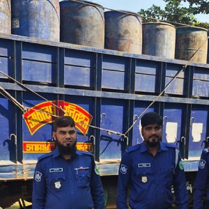 এক সেকেন্ডের জন্যও পিছু ছাড়েনি পুলিশ, দুঃসাহসিক অভিযানে তেলের ট্রাক উদ্ধার