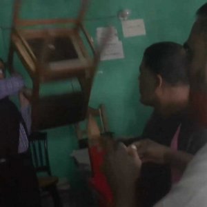 সাভারে সেটেলমেন্ট কার্যালয়ে সাংবাদিকদের ওপর হামলা সাভারে সেটেলমেন্ট কার্যালয়ে সাংবাদিকদের ওপর হামলা