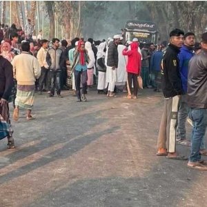 মায়ের হাত ছেড়ে দৌড়ে সড়ক পার হতে গিয়ে প্রাণ গেলো শিশুর মায়ের হাত ছেড়ে দৌড়ে সড়ক পার হতে গিয়ে প্রাণ গেলো শিশুর