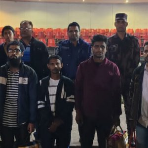 বিশেষ ট্রাভেল পারমিট নিয়ে দেশে ফিরলেন ভারতে গ্রেফতার ৫ জন