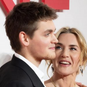 পুত্রকে নিয়ে কেট উইন্সলেটের ফেরা এবং...