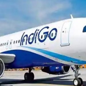 কার্যক্রম স্বাভাবিক হলেও ইন্ডিগোকে ফ্লাইট কমানোর নির্দেশ