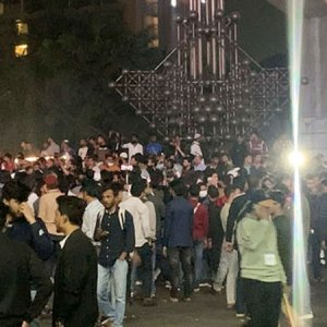 কাওরান বাজারে মোবাইল ব্যবসায়ীদের সড়ক অবরোধ, যানজটে ভোগান্তি