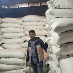 রাজবাড়ীতে গুদামে জমাট বাঁধছে ইউরিয়া, ‘সংকট’ ডিএপি সারের 