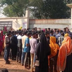 গাজীপুরে বেতনের দাবিতে কারখানার সামনে শ্রমিকদের বিক্ষোভ