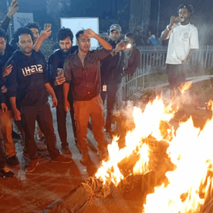 ঢাবিতে ইলিয়াস হোসেন ও পিনাকী ভট্টাচার্যের কুশপুত্তলিকা দাহ