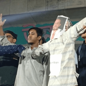 ঢাবিতে ইলিয়াস হোসেন ও পিনাকী ভট্টাচার্যের কুশপুত্তলিকা দাহ