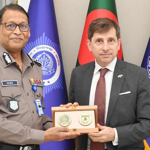 নির্বাচনি নিরাপত্তা ও সন্ত্রাস দমন নিয়ে ফরাসি রাষ্ট্রদূতের সঙ্গে আইজিপির বৈঠক