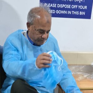 খালেদা জিয়াকে দেখতে হাসপাতালে স্বরাষ্ট্র উপদেষ্টা